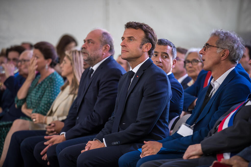 French President Emmanuel Macron (C) at the newly inaugurated  Shoah memorial at the former Pithiviers' train station