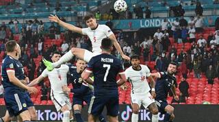 סטונס עולה לנגיחה מעל כולם