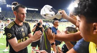 גארת' בייל חותם למעריצים