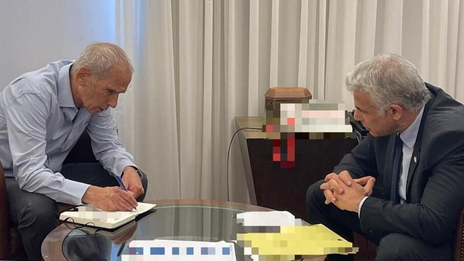 ראש הממשלה יאיר לפיד והשר לביטחון פנים עמר בר לבבפגישתם