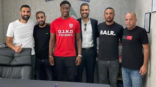 ומארה סנוגו במעמד החתימה