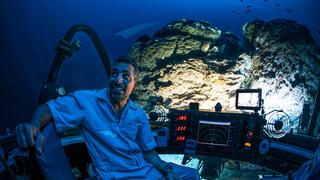 בועז סמוראי בצוללת ליד סלע אלמוגים בעומק של כ-170 מטר