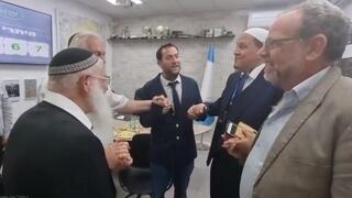 האימאם חסן שלגומי עם הרב לבנון הרב יניב וראש המועצה האזורית שומרון, יוסי דגן