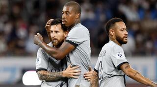 מסי חוגג עם קימפמבה וניימאר