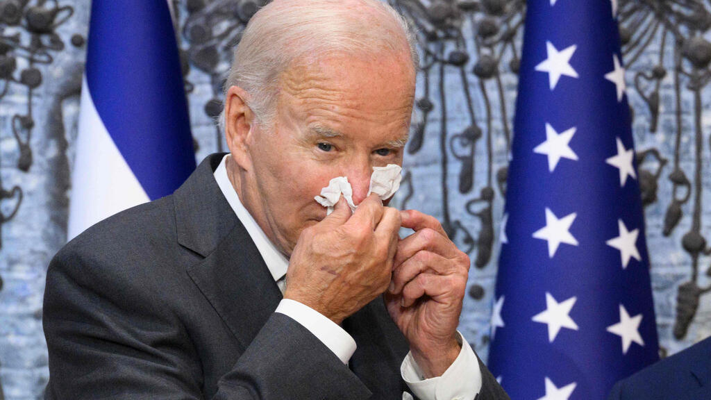 נשיא ארה"ב ג'ו ביידן מקנח את האף בזמן ביקורו ב בית הנשיא ירושלים