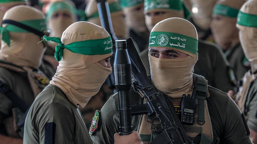 Hamas militants in Gaza (Photo: EPA) מפגן צבאי בעזה