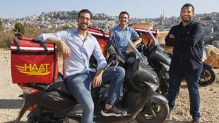 ד"ר חסן עבאסי, עלי איוב ואמיר באבאללה עם הקטנועים של HAAT באום אל פאחם