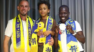 משפחת סלפטר והמדליה בקבלת הפנים