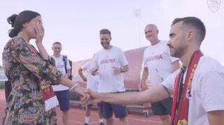 אוהד רומא מציע נישואים מול מוריניו