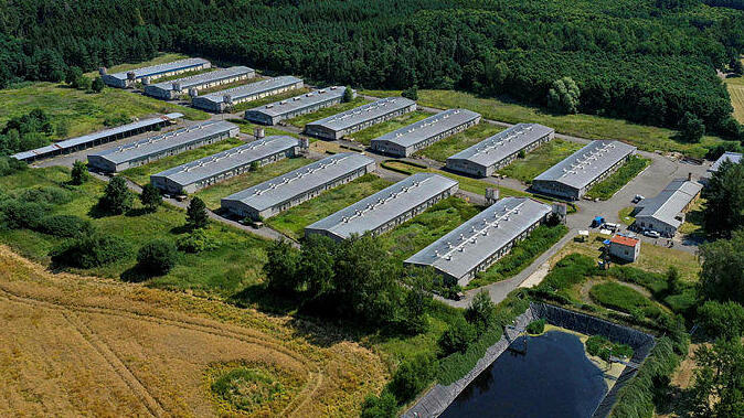 צ'כיה הורסת דיר חזירים שהוקם בשטח מחנה ריכוז צועני