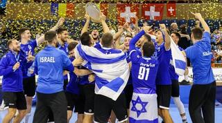 שחקני נבחרת הכדוריד חוגגים