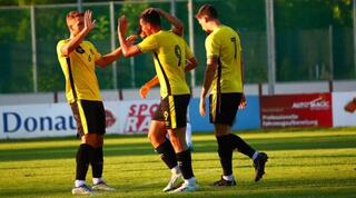 שחקני בית"ר ירושלים חוגגים עם סתיו נחמני