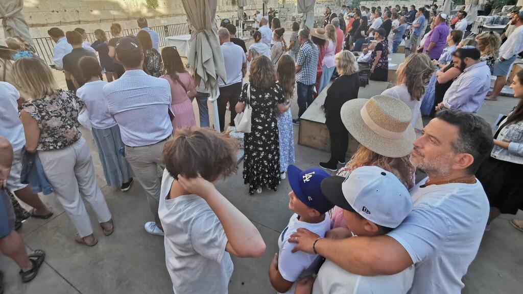 בני משפחה ברחבה השוויונית