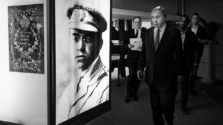 נתניהו חולף ליד תמונה של ז'בוטינסקי לפני הצהרה לתקשורת