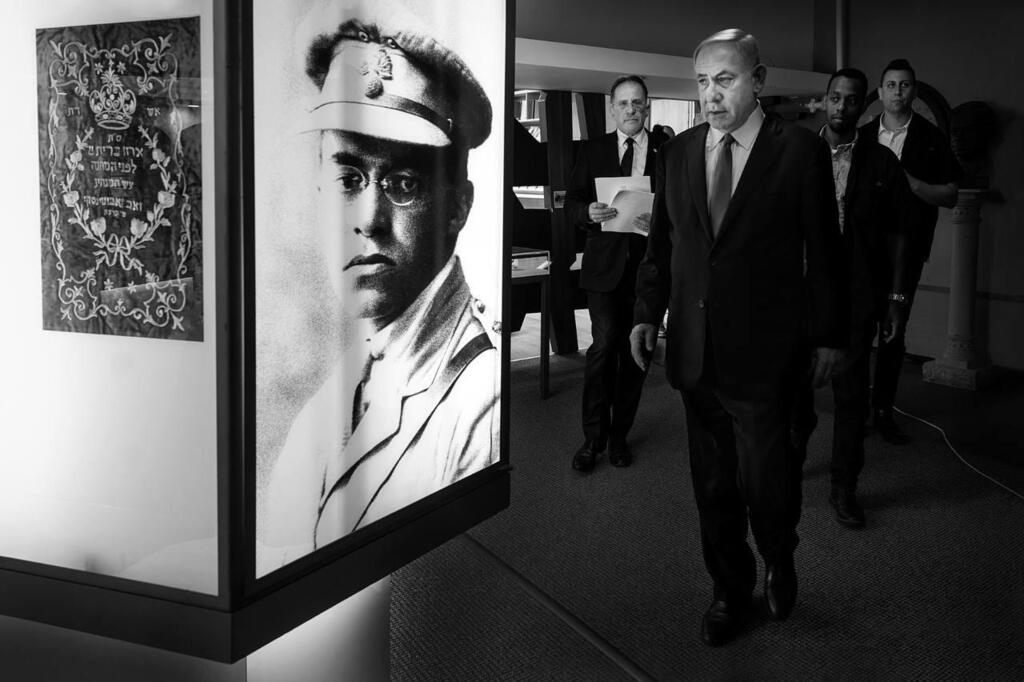 נתניהו חולף ליד תמונה של ז'בוטינסקי לפני הצהרה לתקשורת