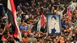 עיראק תומכי מוקתדא א-סדר פרצו ל בניין הפרלמנט
