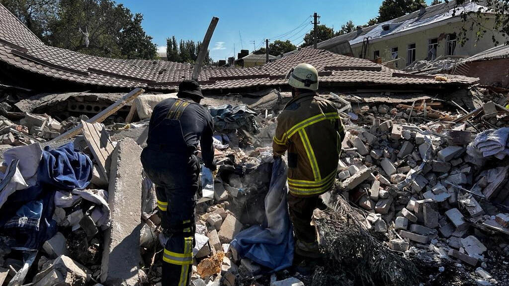 נזקי הפגזה שהרסה מלון ב בחמוט מחוז דונייצק חבל דונבאס אוקראינה מלחמה רוסיה