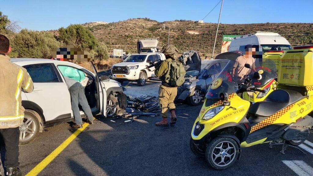 На месте столкновения (Фото: оперативная съемка МАДА) הזירה בכביש 60