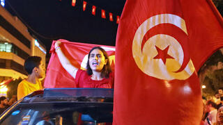 תוניסיה משאל עם על שינוי החוקה תומכי הנשיא קייס סעיד חוגגים אחרי המדגם
