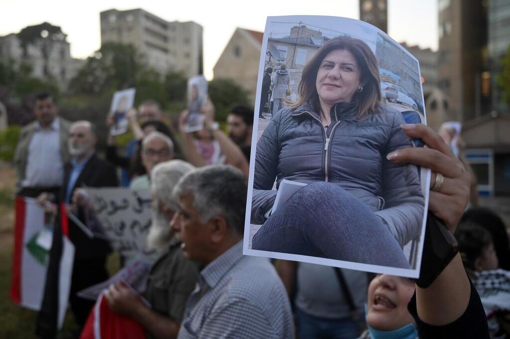 מפגינים מניפים את תמונתה של העיתונאית שירין אבו-עאקלה