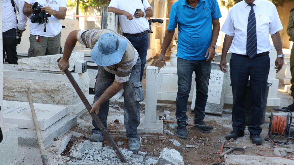 פתיחת קברו של יוסף מלמד בבית העלמין נחלת יצחק