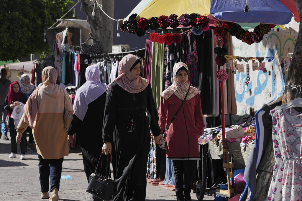 Women walk down commercial street in Gaza (Photo: AP) Women walk down commercial street in Gaza