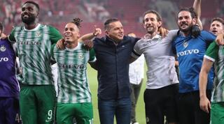 שחקני מכבי חיפה חוגגים עם ברק בכר