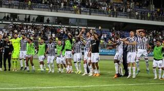 קני סייף חוגג עם שחקני נפטצ'י באקו