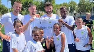 שחקני טוטנהאם עם הילדים