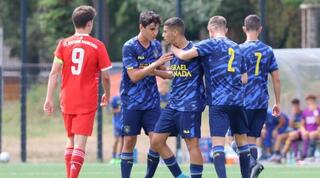 שחקני נערים א' של מכבי חוגגים