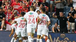 שחקני הפועל תל אביב חוגגים