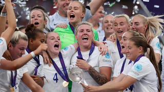 שחקניות נבחרת אנגליה אחרי הזכייה ביורו 2022