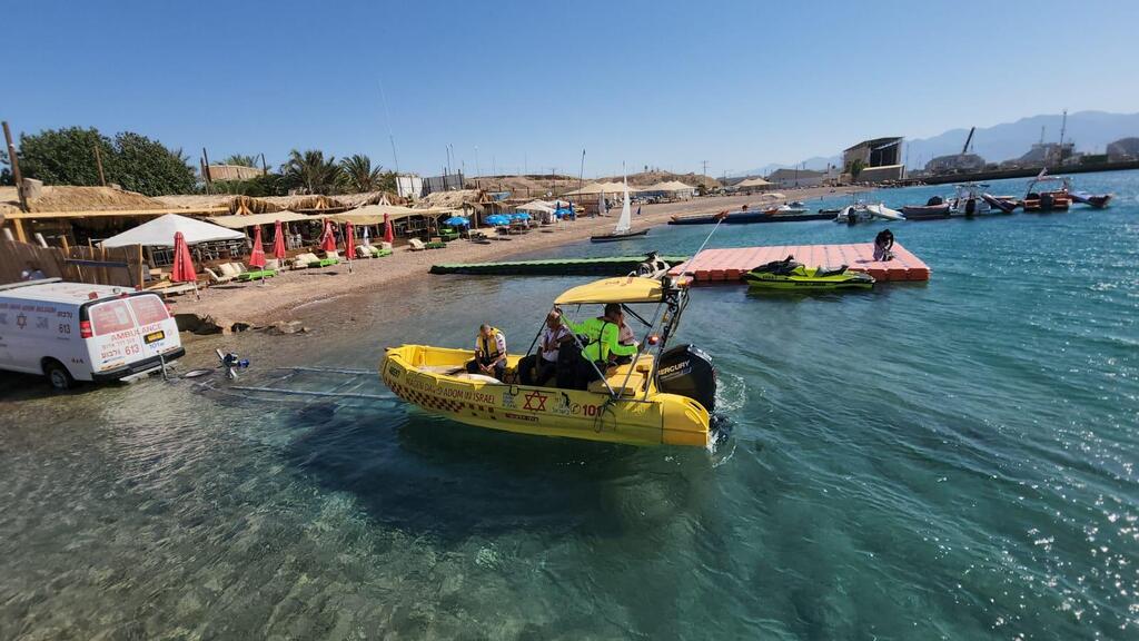 "Ямбуланс" отрабатывает сценарий спасения утопающих (Фото: МАДА) Ямбуланс