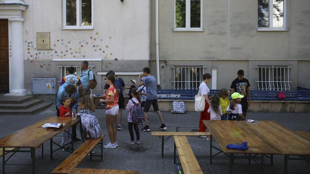 Jewish volunteers bond with Ukrainian kids at summer camp