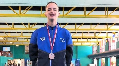 יוגב עם המדליה