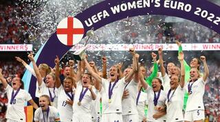 האנגליות מניפות את הגביע