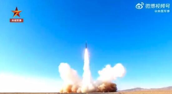 שיגור טיל בליסטי על ידי סין מדגם Dongfeng-17 שמסוגל לשאת על גביו טיל היפרסוני תמונה