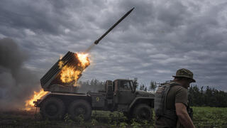 צבא אוקראינה יורה לעבר עמדות של צבא רוסיה ב אזור חרקוב