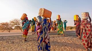 נשים נושאות מים על הכתף בצ'אד, אפריקה