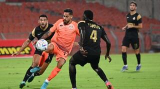 אלמוג בוזגלו בפעולה