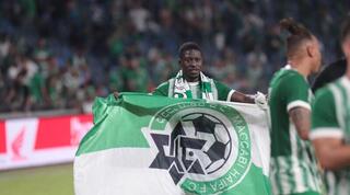 עלי מוחמד עם דגל מכבי חיפה