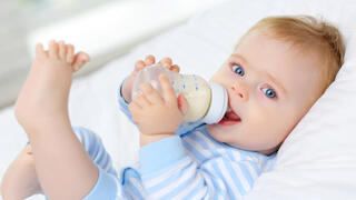 תינוק שותה מבקבוק