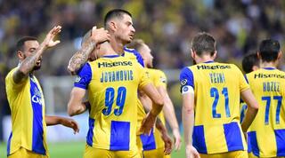 שחקני מכבי תל אביב חוגגים עם ג'ורג'ה יובאנוביץ'