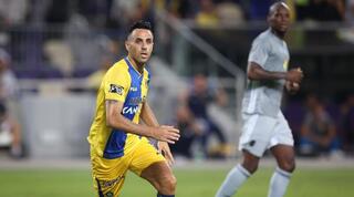 ערן זהבי על כר הדשא. רגע מרגש בבלומפילד