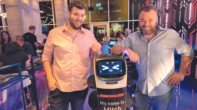 Галь и Таль Бахар и их новый помощник - официант-робот 
