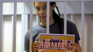 רוסיה כדורסלנית בריטני גריינר עם תמונת קבוצתה ב כלוב הנאשמים בית משפט מוסקבה