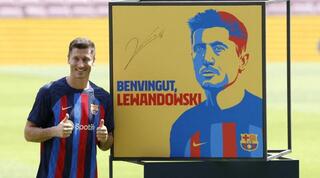 רוברט לבנדובסקי מוצג במדי ברצלונה