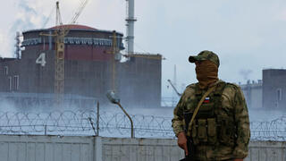 חייל רוסי מחוץ לתחנת הכוח הגרעינית ב זפוריז'יה אוקראינה