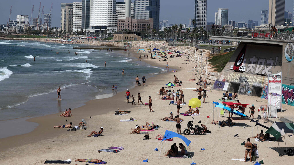 חוף ים תל אביב מתרחצים בזמן מבצע עלות השחר