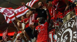 מאנה חוגג עם האוהדים